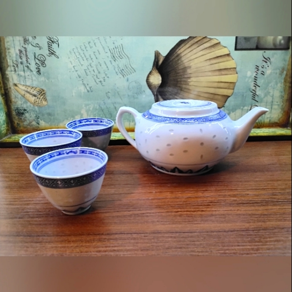 VINTAGE CHINESE RICE PATTERN PORCELAIN TEAPOT & 3 CUPS BLUE & WHITE CHINA